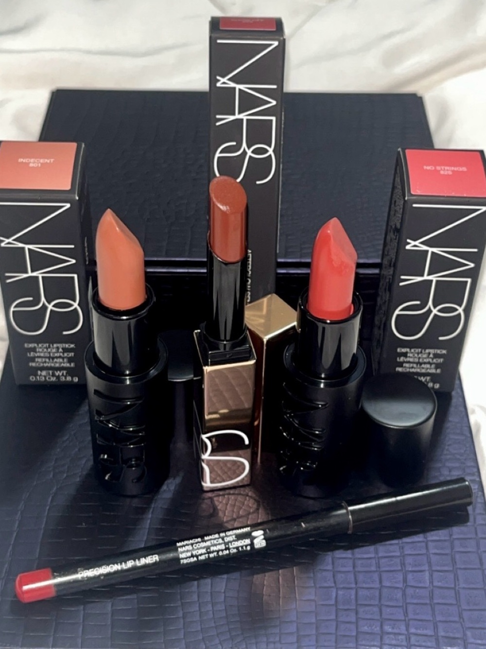 NARS Makeup 4 piece Lipstick Set
3 lipsticks and 1 lip pencil $146 retail value